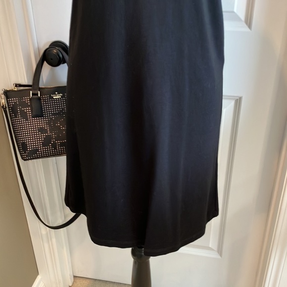 💙Beautiful quality black t-shirt dress w/back invisible zip & burgundy collar - Picture 3 of 12